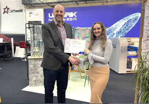 Keely Russell receives her prize certificate from Epson's Rob ﻿Weisenberger﻿.