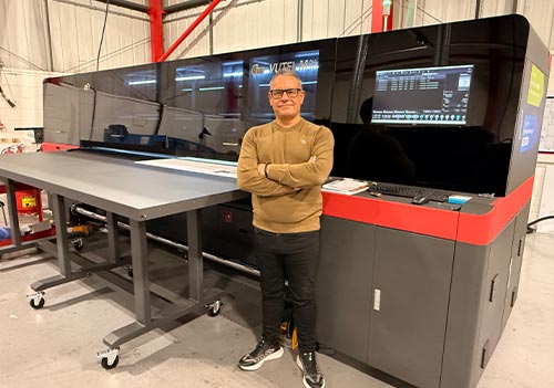 John E Wright Technical Director, Alan Edwards with the new EFI VUTEk M3h printer