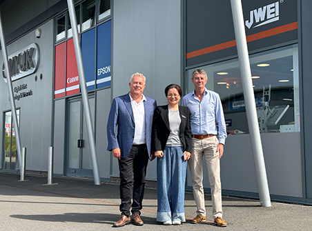 Robin East (L), CMYUK Group Commercial Director; Snow Lin, founder and CEO Jingwei Systemtechnik (JWEI); Jon Price, CMYUK Group Finance and Operations Director.