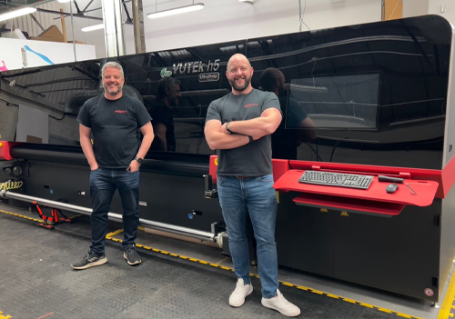 Graham Pitts and Dave Pitts from KGK Genix with an EFI VUTEk h5 from CMYUK