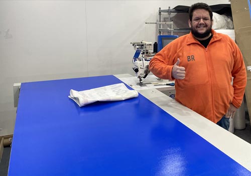 Bruno Roquette from Standbuilder with an AE sewing machine with next generation conveyor.