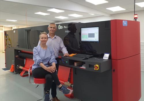 Jim and Anita O’Shaughnessy from Sound Control Services with an EFI VUTEk Pro 32r from CMYUK.